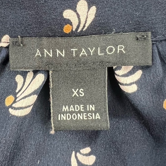 Ann Taylor Navy Cream Floral V Neck Cold Shoulder Ruffled Blouse Size XS Women’s - Picture 2 of 7